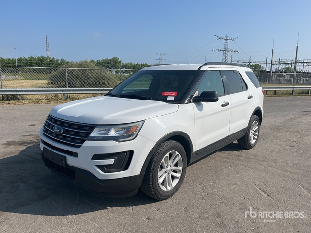 2015 Ford Explorer 4WD SUV - Terepjáró/ SUV: 3 kép. 2015 Ford Explorer 4WD SUV - Terepjáró/ SUV: 3 kép.