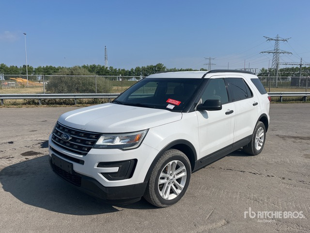 2015 Ford Explorer 4WD SUV - Terepjáró/ SUV: 3 kép. 2015 Ford Explorer 4WD SUV - Terepjáró/ SUV: 3 kép.
