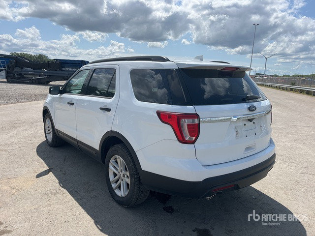 2015 Ford Explorer 4WD SUV - Terepjáró/ SUV: 2 kép. 2015 Ford Explorer 4WD SUV - Terepjáró/ SUV: 2 kép.