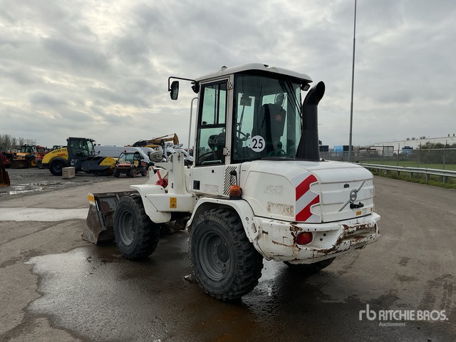 2015 Volvo L30G Wheel Loader - Gumikerekes homlokrakodó: 3 kép. 2015 Volvo L30G Wheel Loader - Gumikerekes homlokrakodó: 3 kép.
