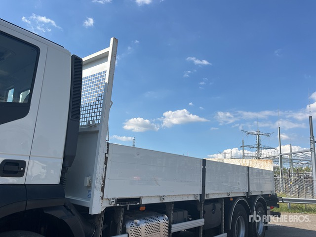 2016 Iveco Trakker 360 E6 6x4 Flatbed Truck - Platós teherautó: 5 kép. 2016 Iveco Trakker 360 E6 6x4 Flatbed Truck - Platós teherautó: 5 kép.