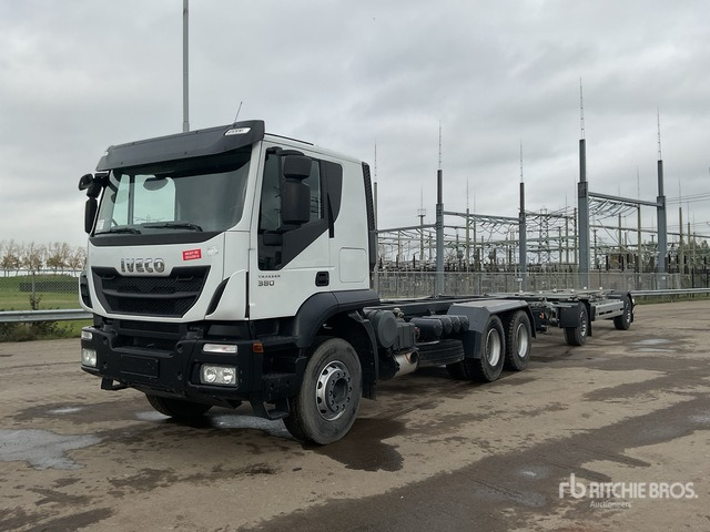 Iveco Trakker 380 T/A Sleeper Truck Tractor - Cserefelépítményes teherautó: 2 kép. Iveco Trakker 380 T/A Sleeper Truck Tractor - Cserefelépítményes teherautó: 2 kép.