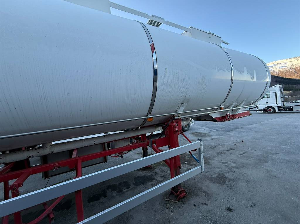 Annet Schrader tank trailer 32 m2 - Tartályos félpótkocsi: 2 kép. Annet Schrader tank trailer 32 m2 - Tartályos félpótkocsi: 2 kép.