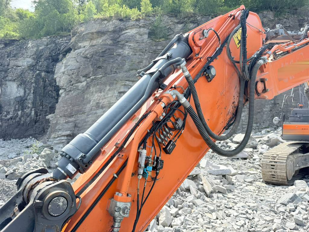 Doosan DX 300 LC-5 - Lánctalpas kotró: 4 kép. Doosan DX 300 LC-5 - Lánctalpas kotró: 4 kép.