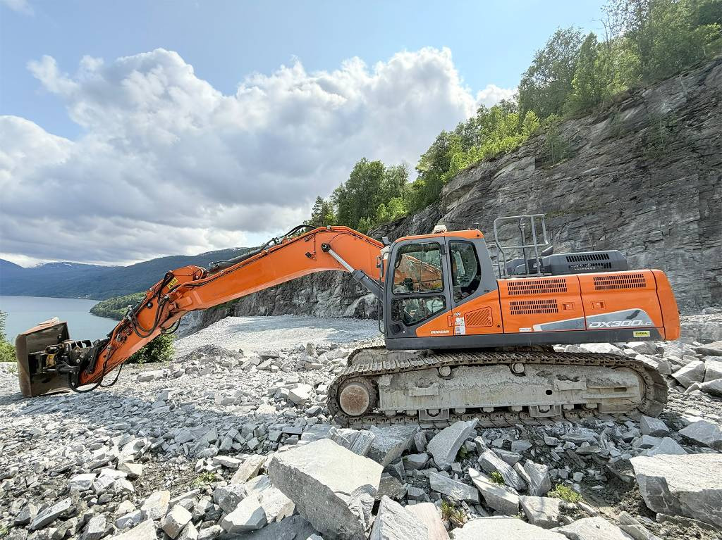 Doosan DX 300 LC-5 - Lánctalpas kotró: 3 kép. Doosan DX 300 LC-5 - Lánctalpas kotró: 3 kép.