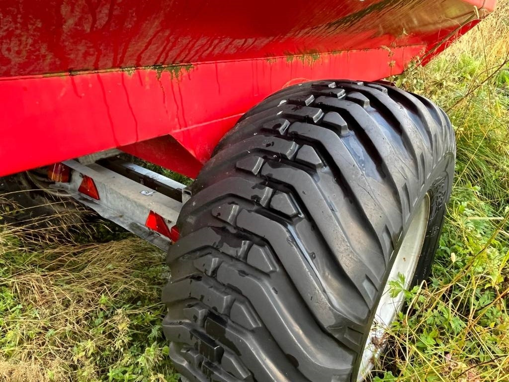 Szippantó tartálykocsi GB 4.8 Guffen Fertilizer Spreader: 15 kép.