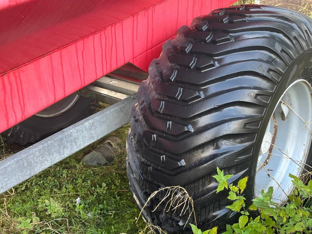 Szippantó tartálykocsi GB 4.8 Guffen Fertilizer Spreader: 7 kép.