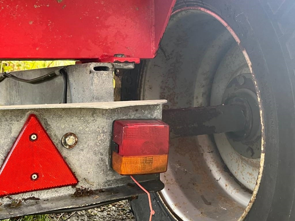 Szippantó tartálykocsi GB 4.8 Guffen Fertilizer Spreader: 12 kép.