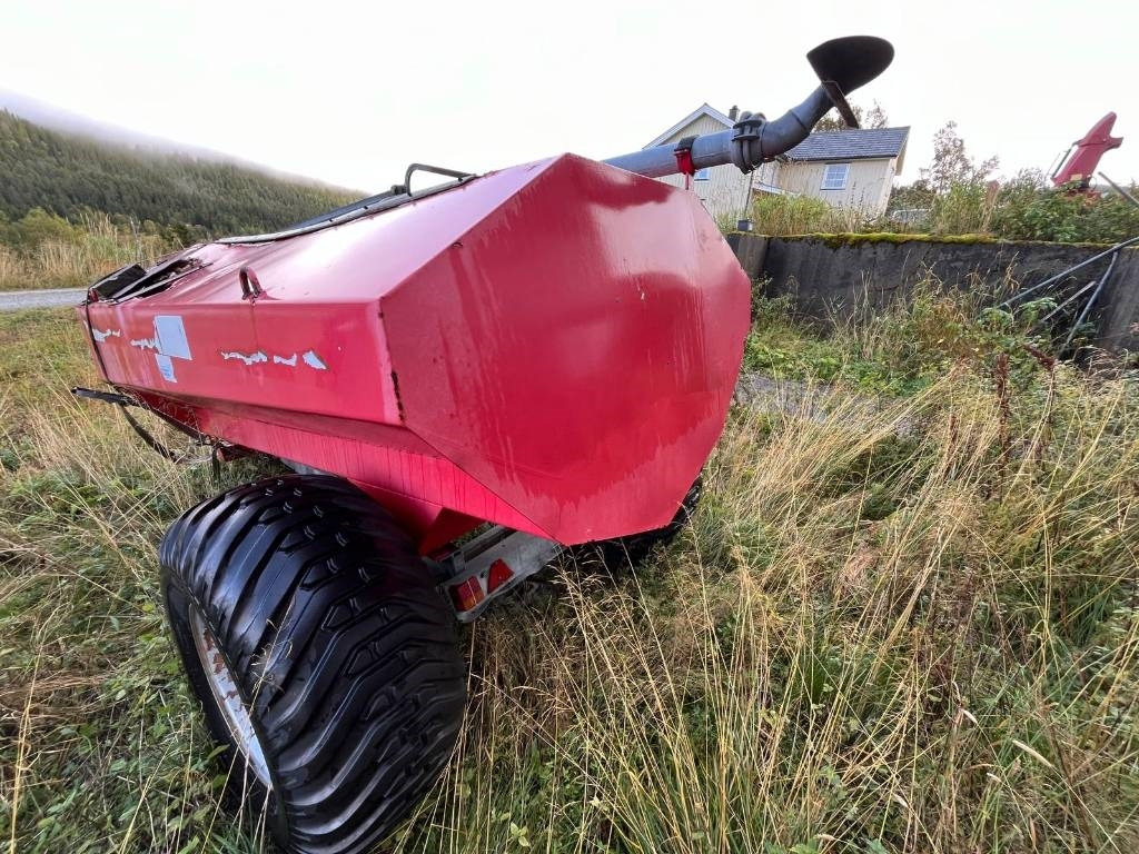 Szippantó tartálykocsi GB 4.8 Guffen Fertilizer Spreader: 10 kép.