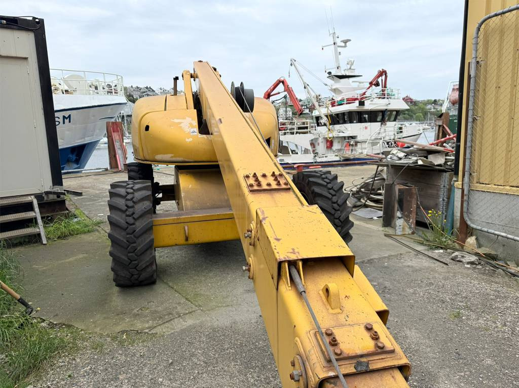 Haulotte H 21 TX - Teleszkópos emelő: 2 kép. Haulotte H 21 TX - Teleszkópos emelő: 2 kép.