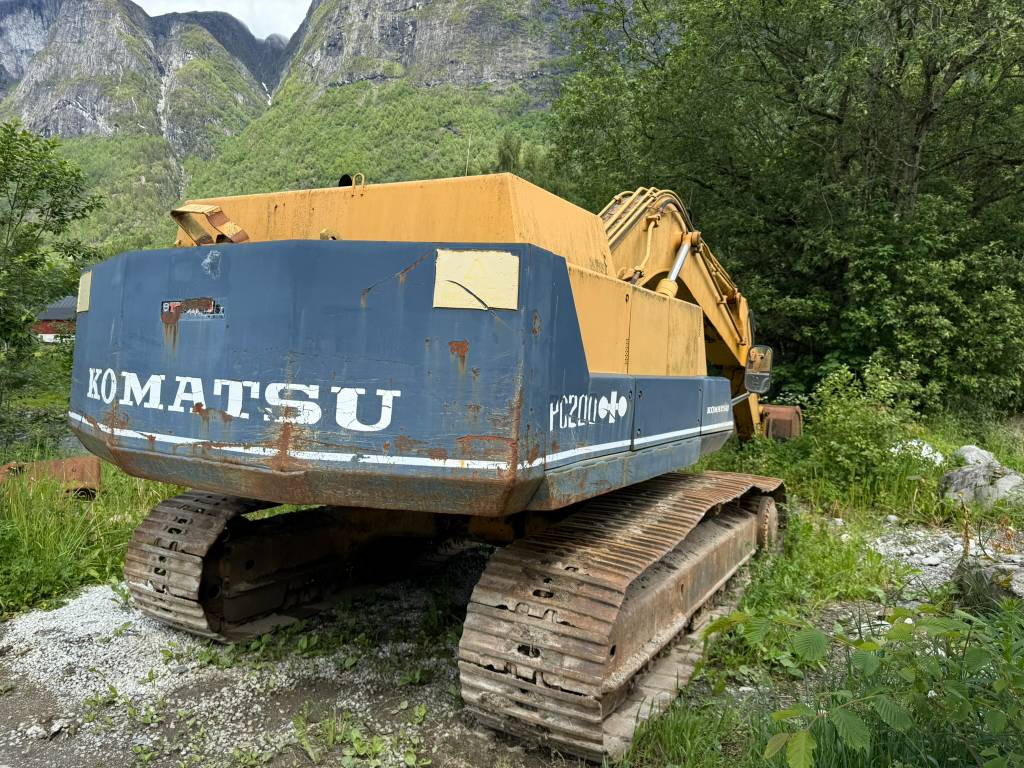 Komatsu PC 200-3 - Lánctalpas kotró: 4 kép. Komatsu PC 200-3 - Lánctalpas kotró: 4 kép.