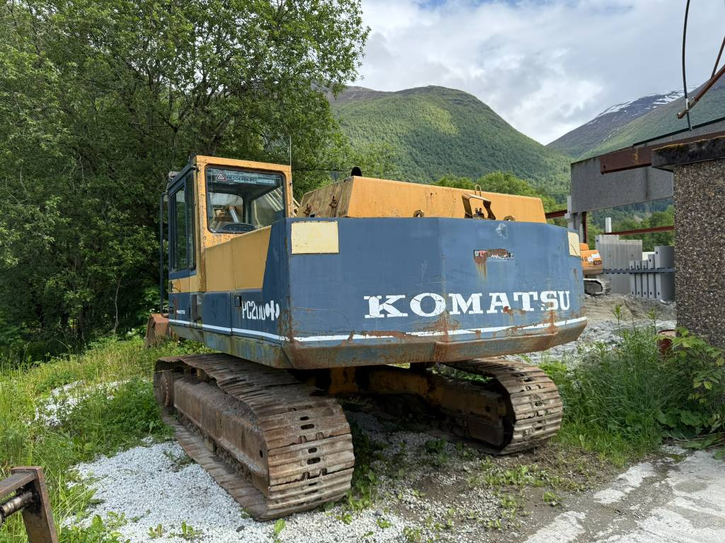 Komatsu PC 200-3 - Lánctalpas kotró: 2 kép. Komatsu PC 200-3 - Lánctalpas kotró: 2 kép.