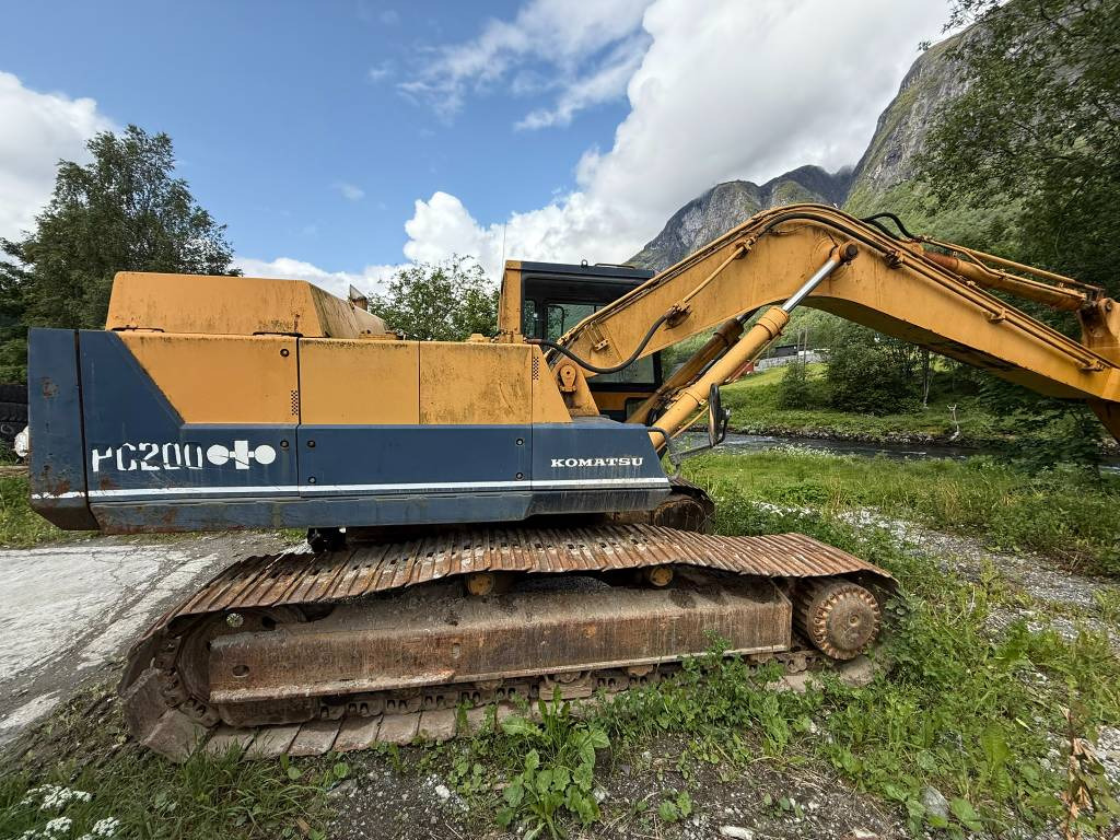 Komatsu PC 200-3 - Lánctalpas kotró: 5 kép. Komatsu PC 200-3 - Lánctalpas kotró: 5 kép.