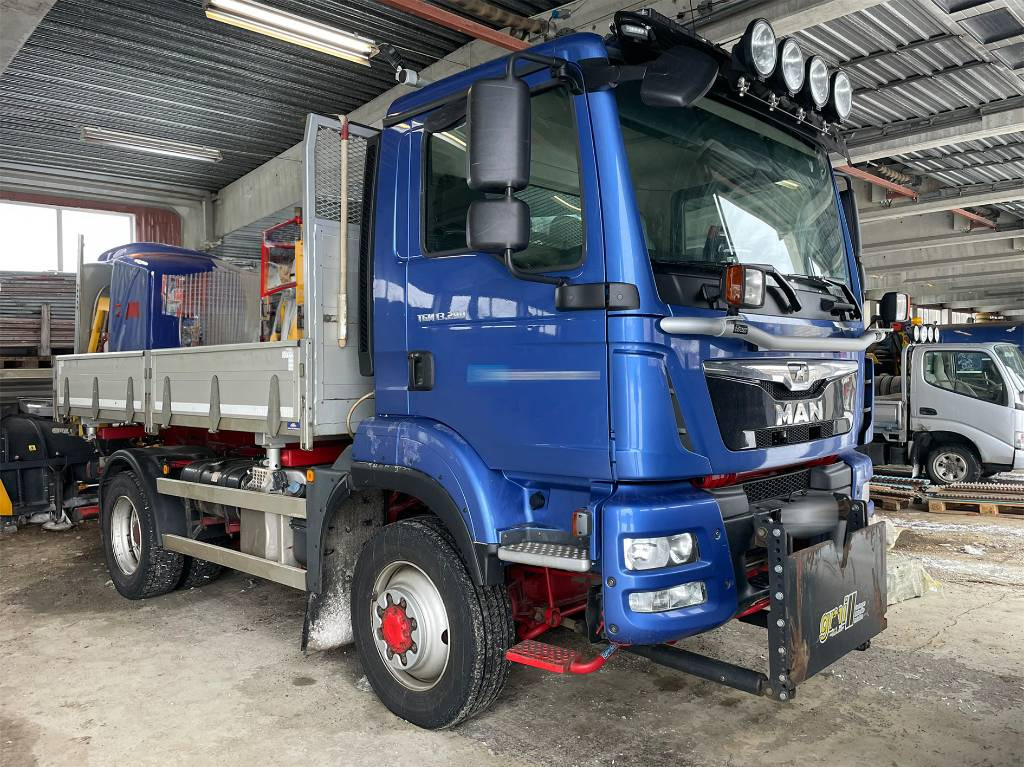 MAN TGM 13.290 4x4 - Billenőplatós teherautó: 1 kép. MAN TGM 13.290 4x4 - Billenőplatós teherautó: 1 kép.