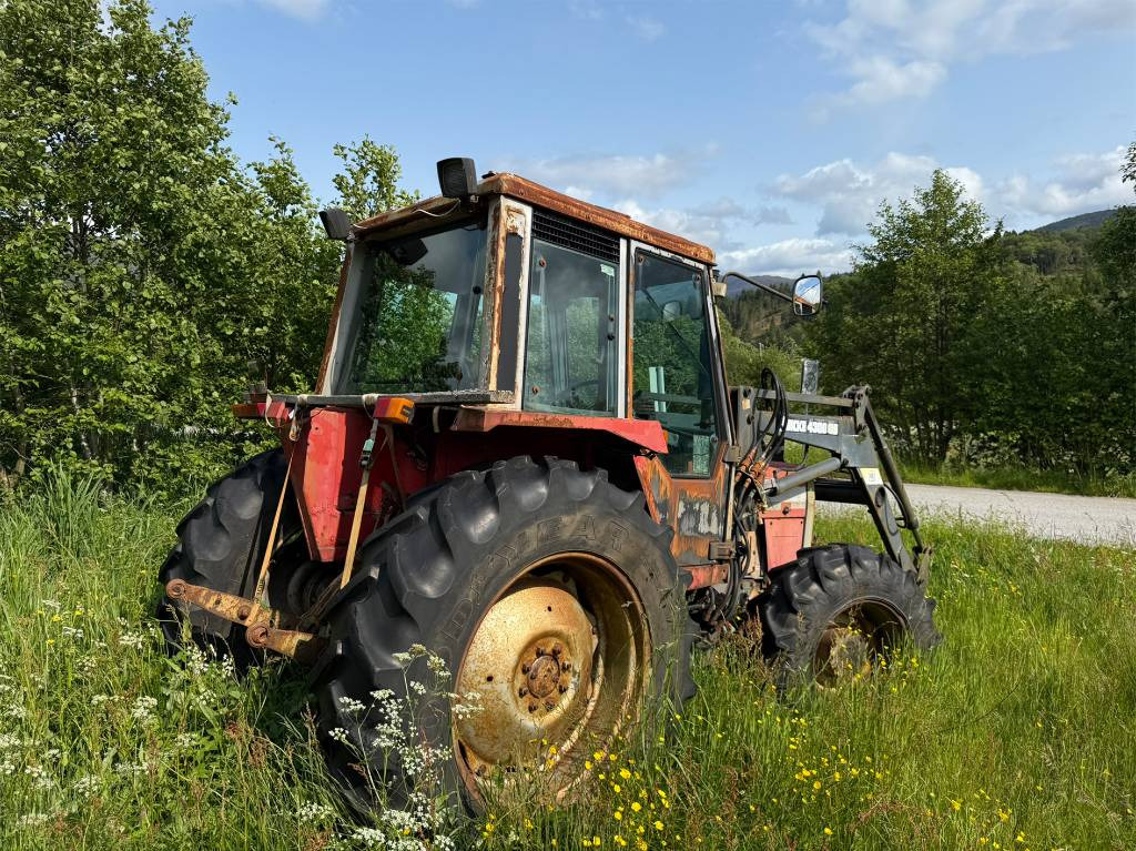 Massey Ferguson 675 - Traktor: 2 kép. Massey Ferguson 675 - Traktor: 2 kép.