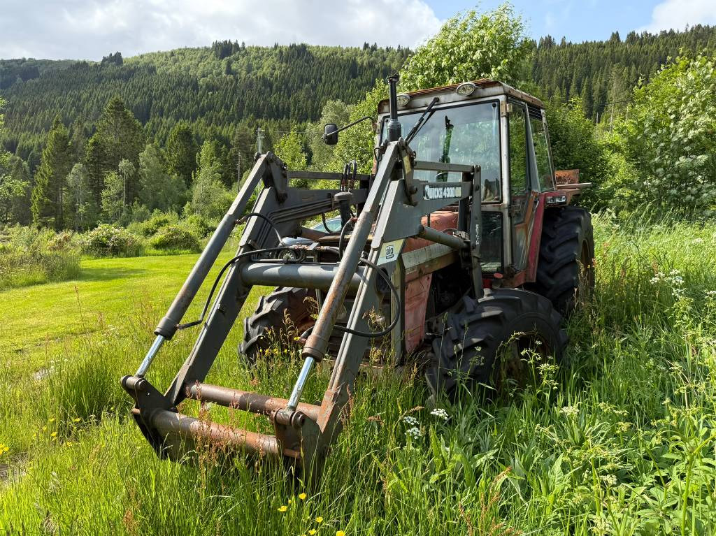 Massey Ferguson 675 - Traktor: 1 kép. Massey Ferguson 675 - Traktor: 1 kép.
