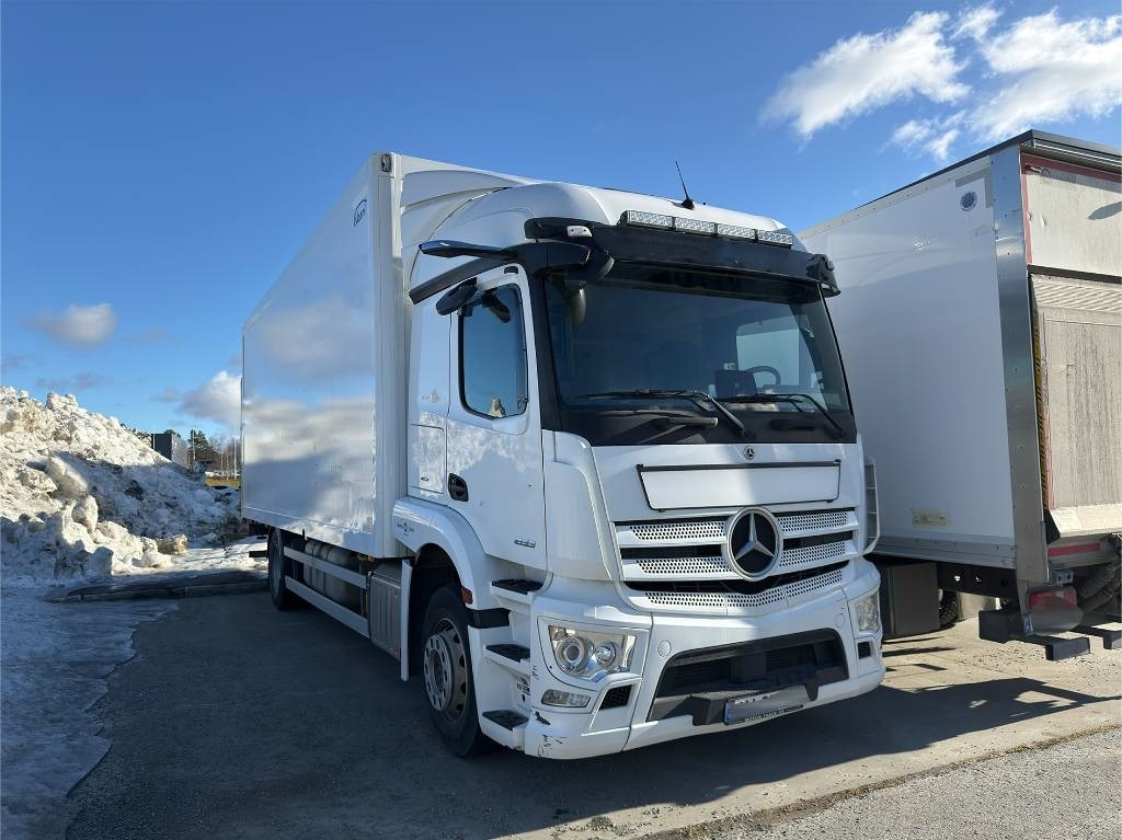 Mercedes-Benz Actros 1833 - Dobozos felépítményű teherautó: 1 kép. Mercedes-Benz Actros 1833 - Dobozos felépítményű teherautó: 1 kép.
