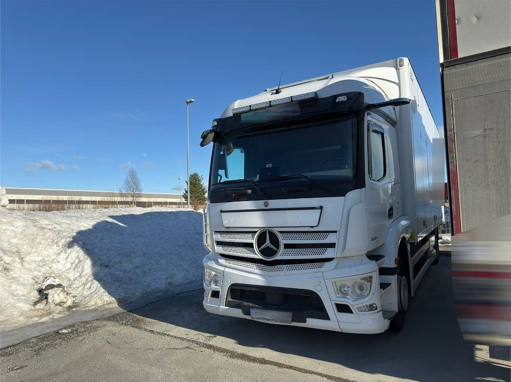 Mercedes-Benz Actros 1833 - Dobozos felépítményű teherautó: 2 kép. Mercedes-Benz Actros 1833 - Dobozos felépítményű teherautó: 2 kép.