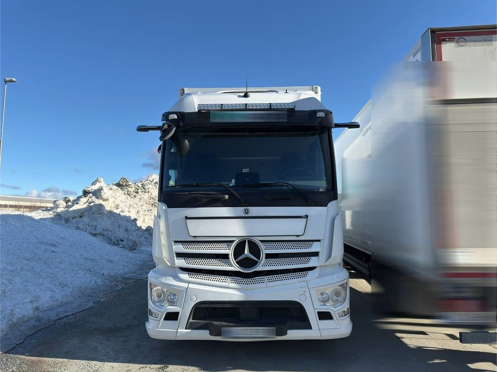 Mercedes-Benz Actros 1833 - Dobozos felépítményű teherautó: 3 kép. Mercedes-Benz Actros 1833 - Dobozos felépítményű teherautó: 3 kép.