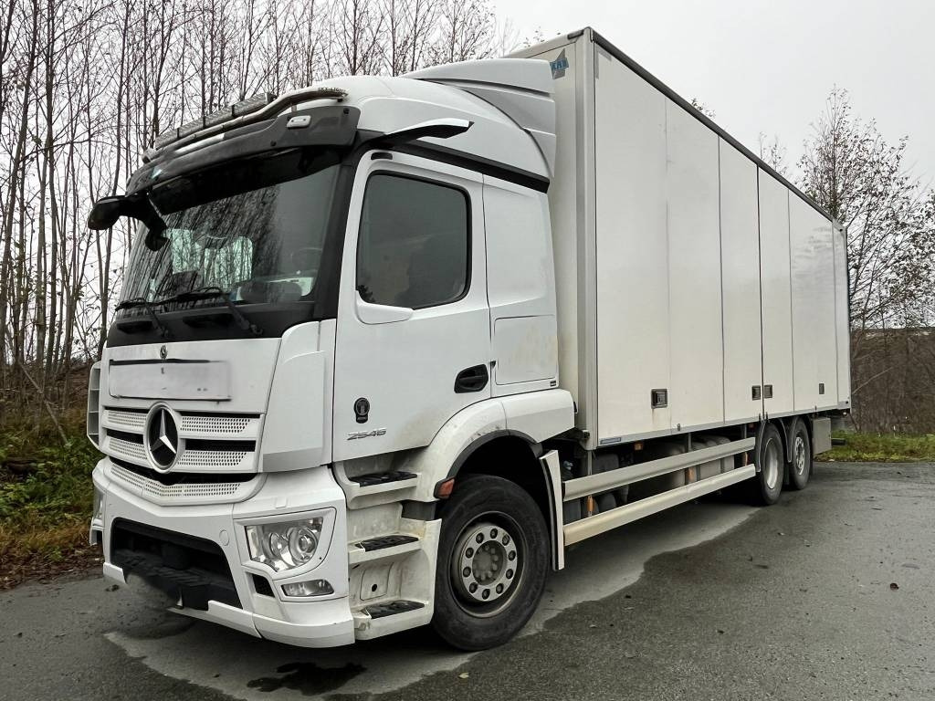 Mercedes-Benz Actros 2546 6x2 - Dobozos felépítményű teherautó: 1 kép. Mercedes-Benz Actros 2546 6x2 - Dobozos felépítményű teherautó: 1 kép.