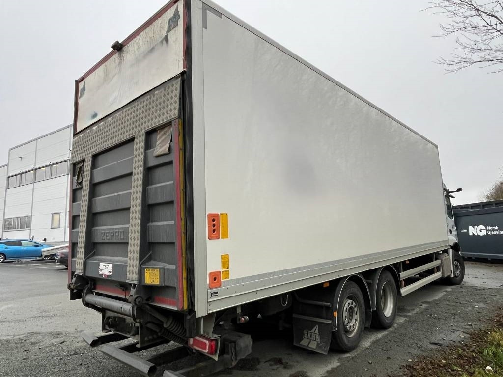 Mercedes-Benz Actros 2546 6x2 - Dobozos felépítményű teherautó: 3 kép. Mercedes-Benz Actros 2546 6x2 - Dobozos felépítményű teherautó: 3 kép.