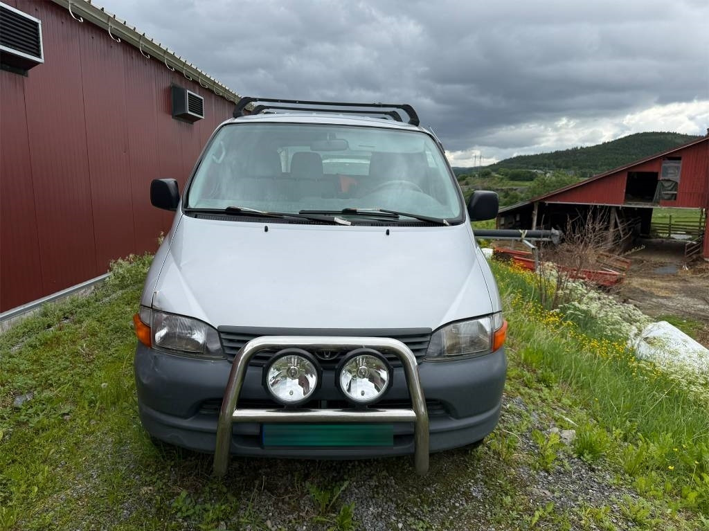 Toyota Hiace 4x4 - Kis furgon: 3 kép. Toyota Hiace 4x4 - Kis furgon: 3 kép.
