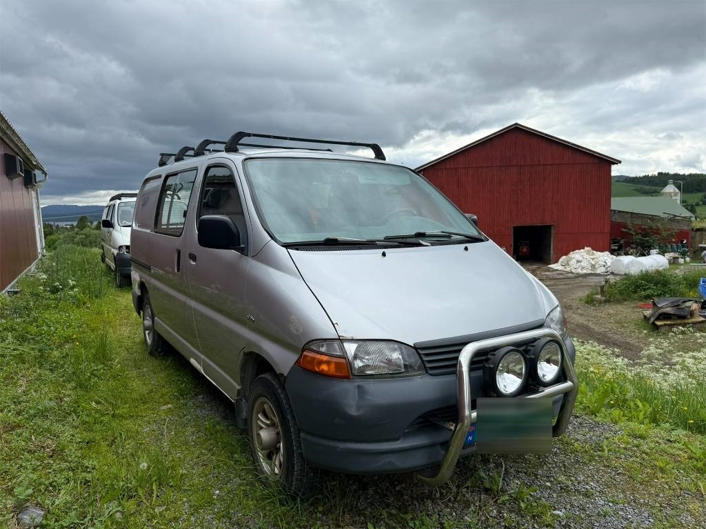 Toyota Hiace 4x4 - Kis furgon: 1 kép. Toyota Hiace 4x4 - Kis furgon: 1 kép.