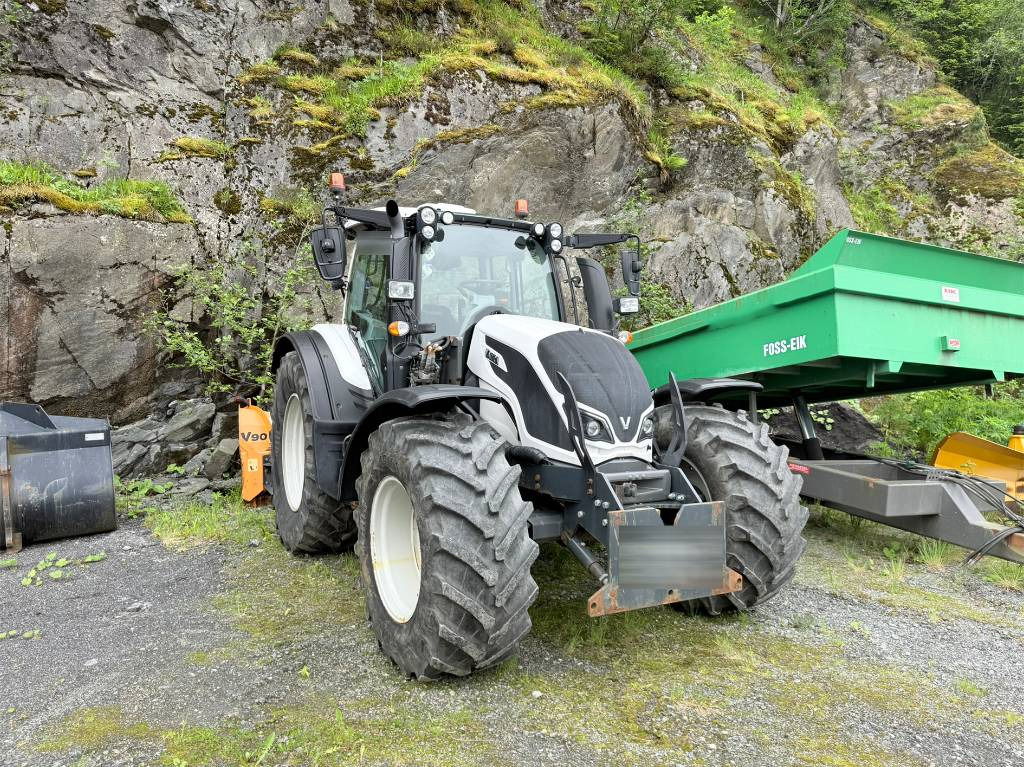 Valtra N 174 med frontlaster - Traktor: 1 kép. Valtra N 174 med frontlaster - Traktor: 1 kép.