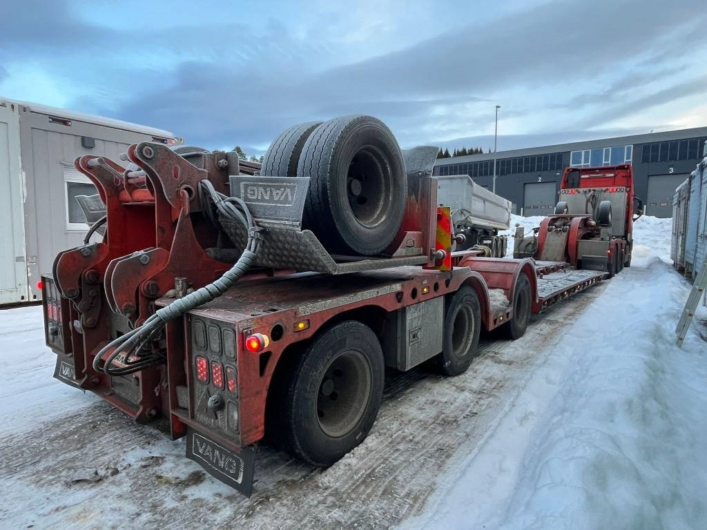 Vang ATHLS 3+1 Volvo FH16 750 Heavy Haul 8x2 - Félpótkocsi mélybölcsős: 4 kép. Vang ATHLS 3+1 Volvo FH16 750 Heavy Haul 8x2 - Félpótkocsi mélybölcsős: 4 kép.