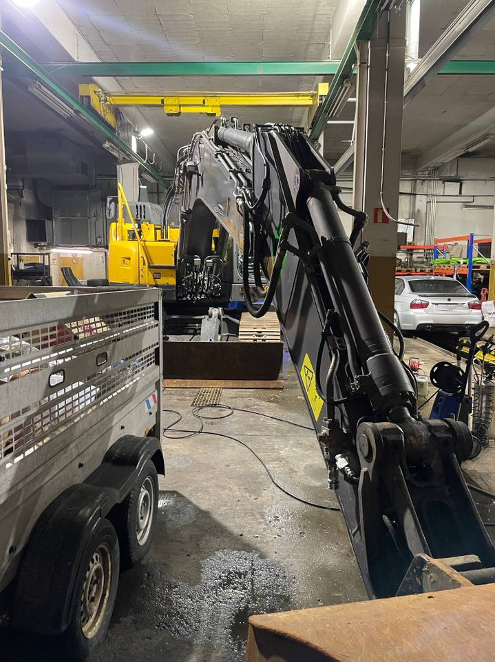 Volvo ECR 235 E - Lánctalpas kotró: 3 kép. Volvo ECR 235 E - Lánctalpas kotró: 3 kép.