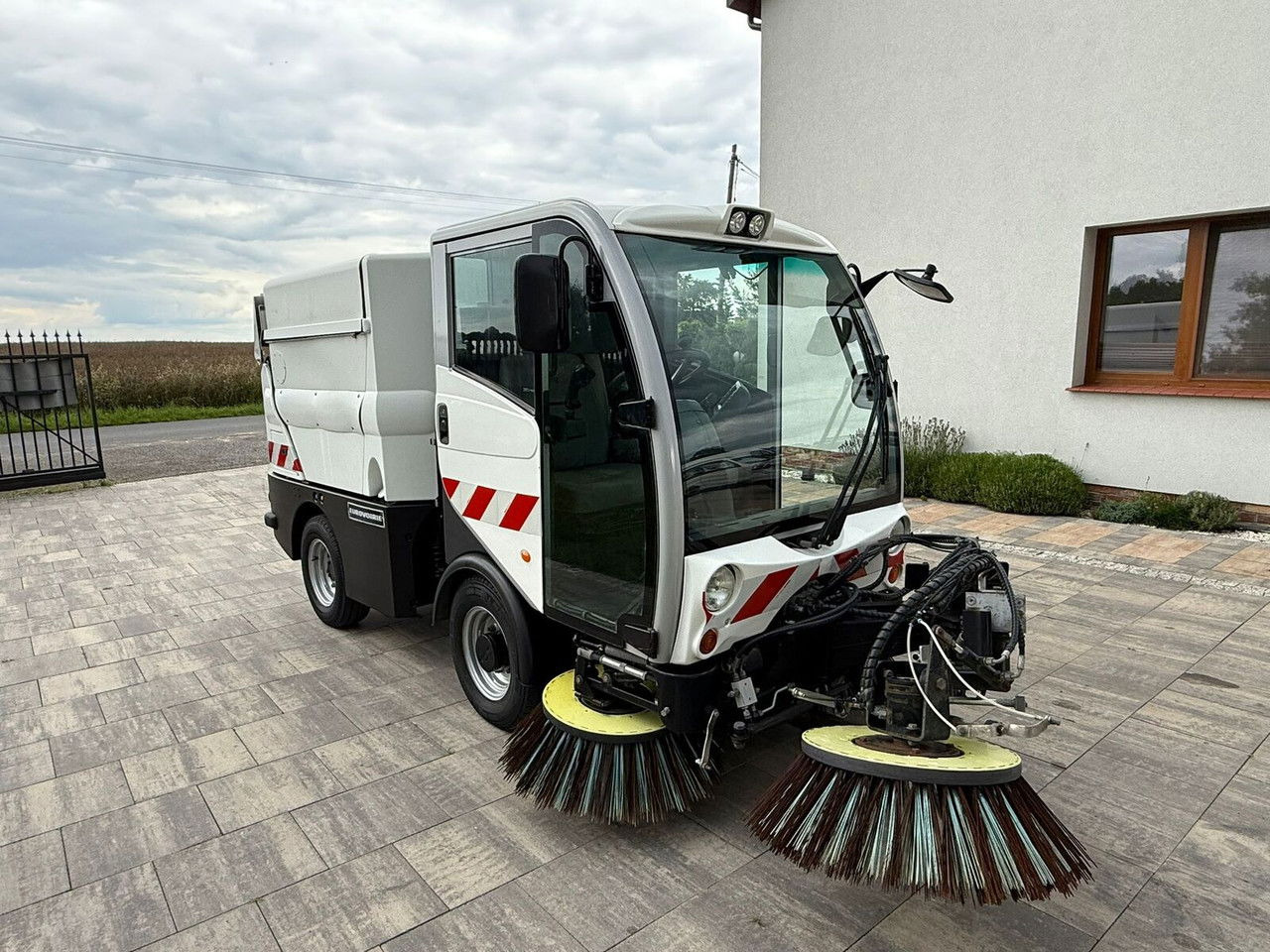 Bucher CityCat 2020 Zamiatarka 3 szczotki Klimatyzacja Ka mera cofania - Utcaseprő gép: 1 kép. Bucher CityCat 2020 Zamiatarka 3 szczotki Klimatyzacja Ka mera cofania - Utcaseprő gép: 1 kép.