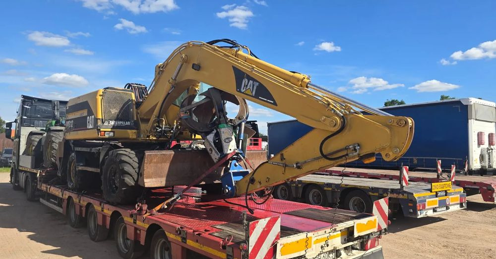 Caterpillar M312 - Gumikerekes kotró: 1 kép. Caterpillar M312 - Gumikerekes kotró: 1 kép.