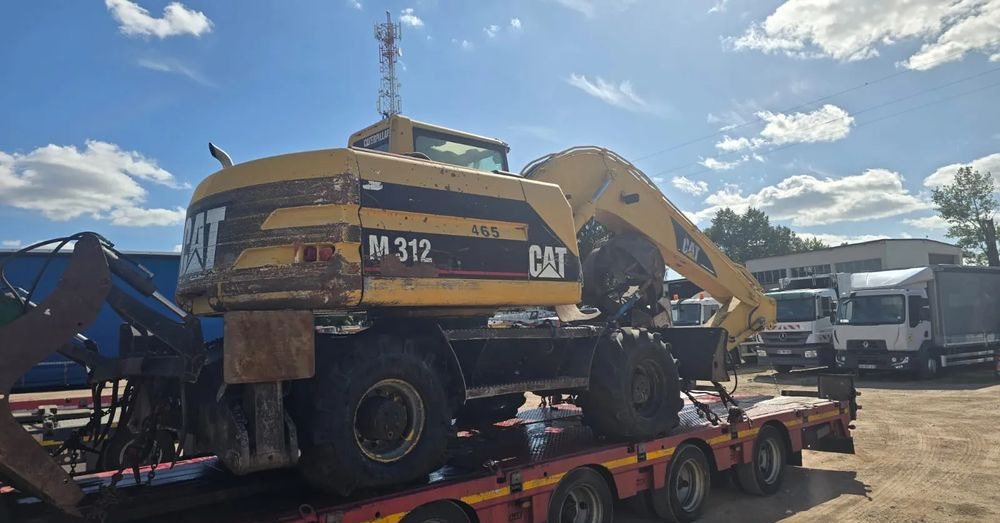 Caterpillar M312 - Gumikerekes kotró: 3 kép. Caterpillar M312 - Gumikerekes kotró: 3 kép.