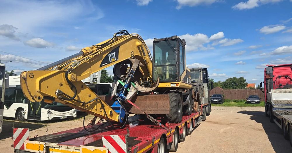 Caterpillar M312 - Gumikerekes kotró: 2 kép. Caterpillar M312 - Gumikerekes kotró: 2 kép.