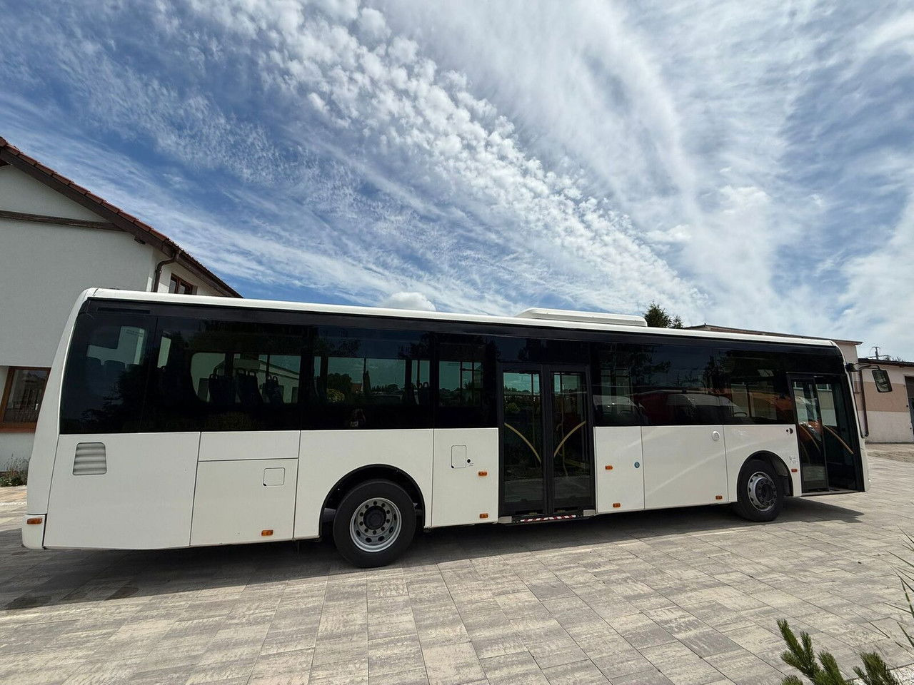 Irisbus Crossway LE SFR 161 Euro 5 Klimatyzacja Thermoking 12metrów 37mi - Városi busz: 4 kép. Irisbus Crossway LE SFR 161 Euro 5 Klimatyzacja Thermoking 12metrów 37mi - Városi busz: 4 kép.