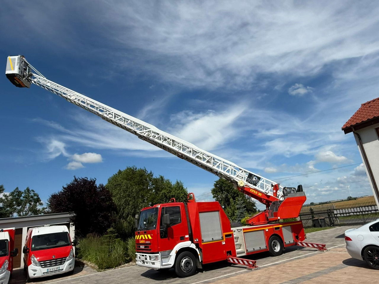 Iveco Eurocargo 130E24 30metrów Podnośnik koszowy zwyżka - Emelőkosaras teherautó: 3 kép. Iveco Eurocargo 130E24 30metrów Podnośnik koszowy zwyżka - Emelőkosaras teherautó: 3 kép.
