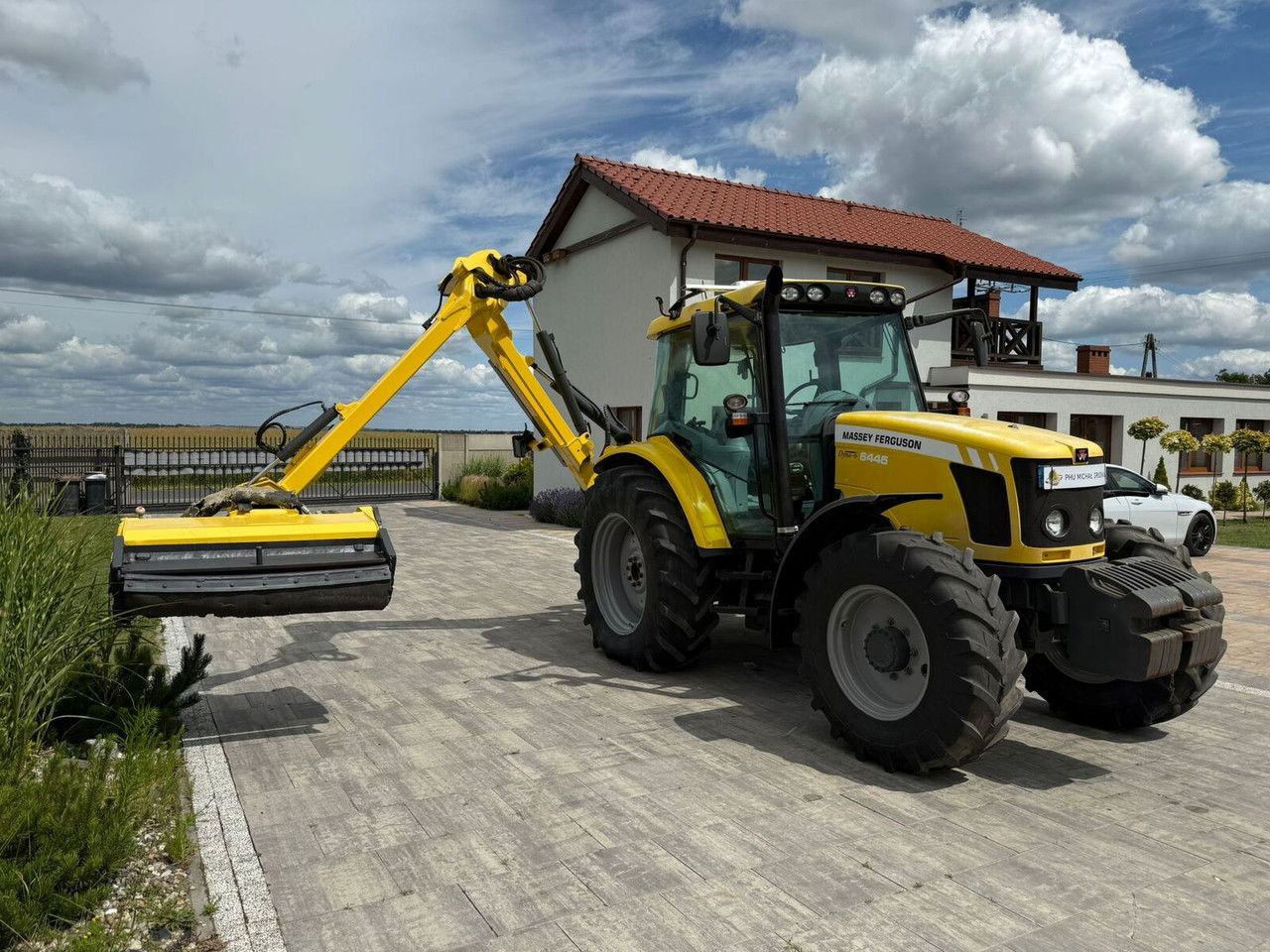 Massey Ferguson 6445 z kosiarką wysięgnikową do poboczy Rousseau T hénor 510 L FI - Traktor: 1 kép. Massey Ferguson 6445 z kosiarką wysięgnikową do poboczy Rousseau T hénor 510 L FI - Traktor: 1 kép.