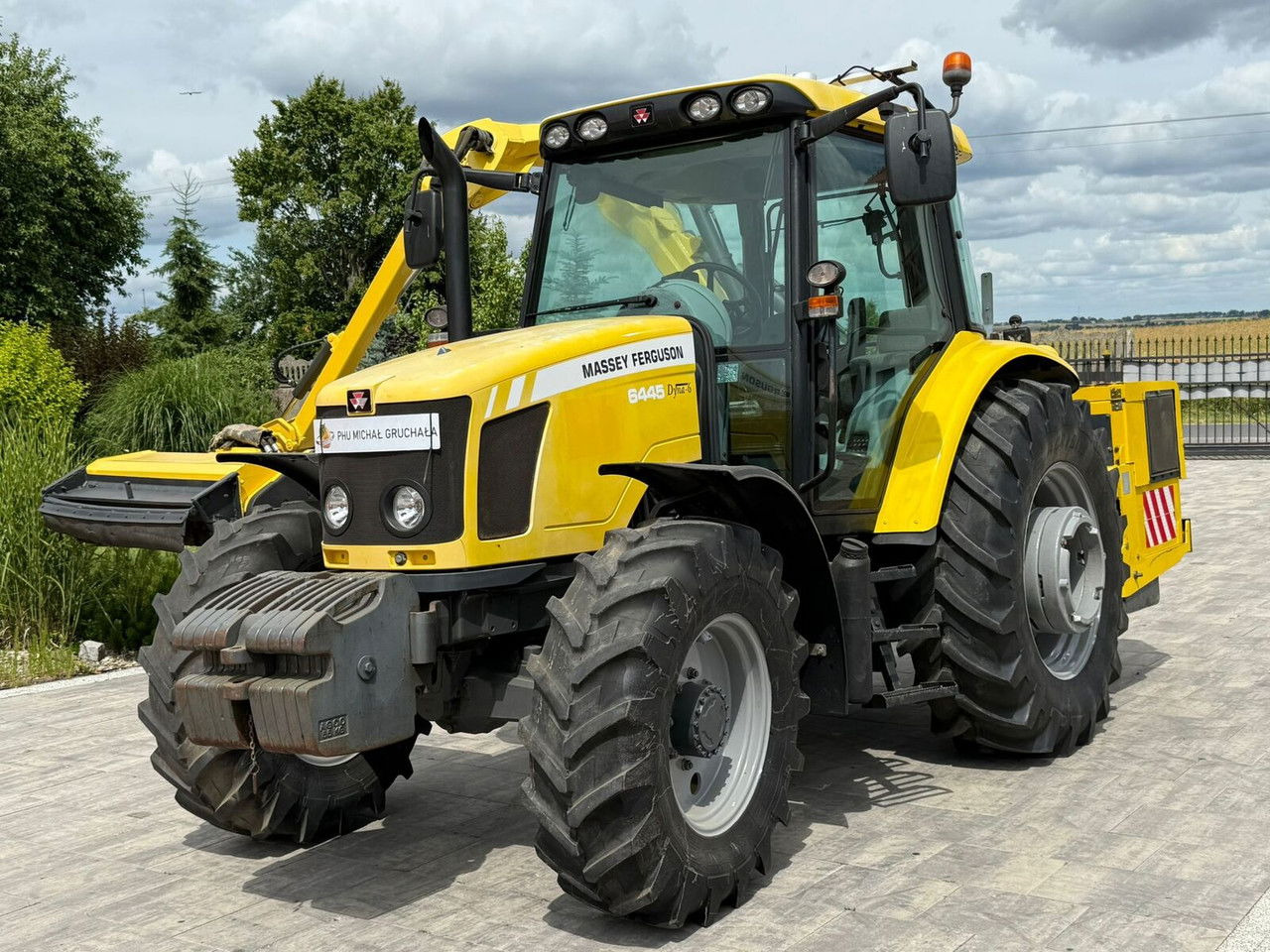 Massey Ferguson 6445 z kosiarką wysięgnikową do poboczy Rousseau T hénor 510 L FI - Traktor: 3 kép. Massey Ferguson 6445 z kosiarką wysięgnikową do poboczy Rousseau T hénor 510 L FI - Traktor: 3 kép.