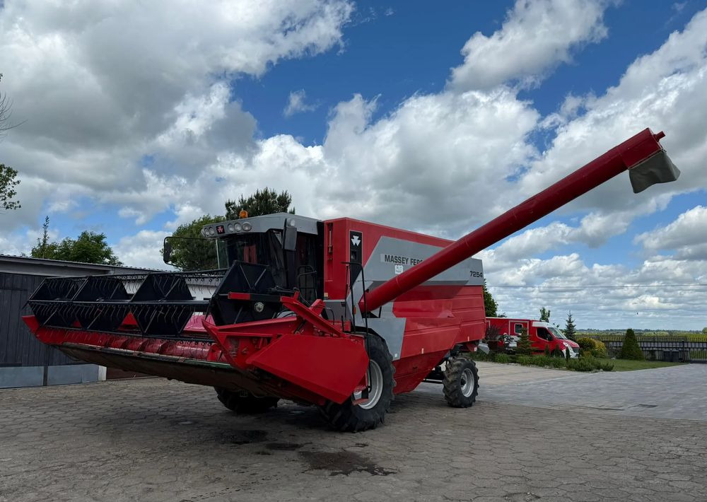 Massey Ferguson 7254 - Kombájn: 3 kép. Massey Ferguson 7254 - Kombájn: 3 kép.