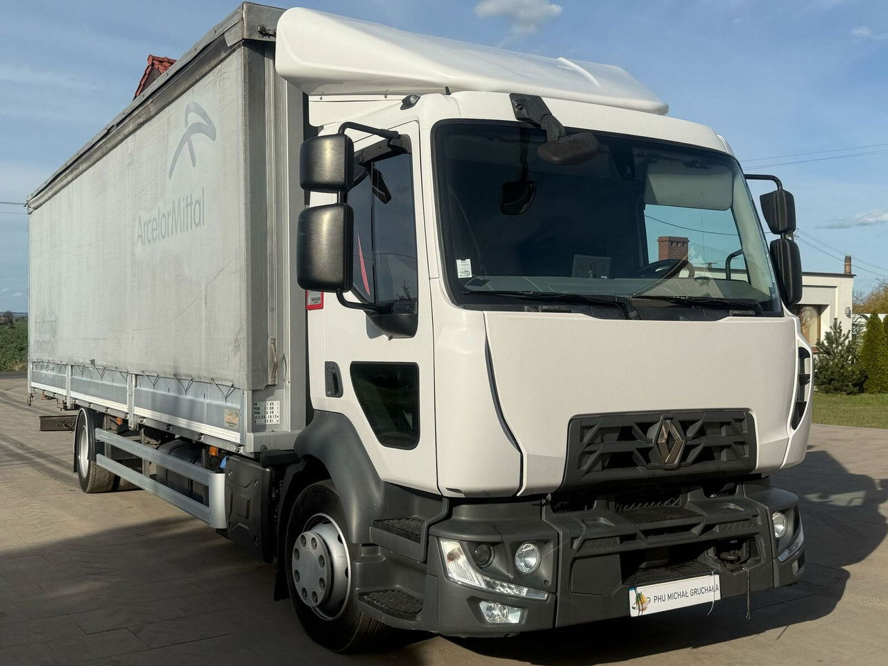 Renault 12 D12 - Ponyvás teherautó: 1 kép. Renault 12 D12 - Ponyvás teherautó: 1 kép.