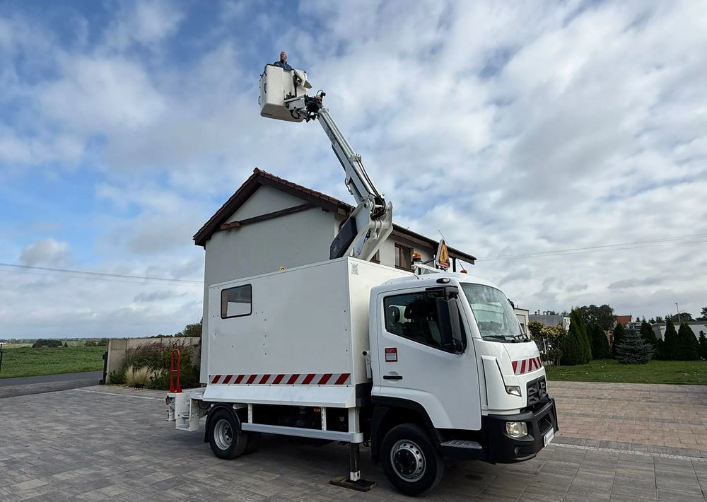 Renault D - Emelőkosaras teherautó: 2 kép. Renault D - Emelőkosaras teherautó: 2 kép.