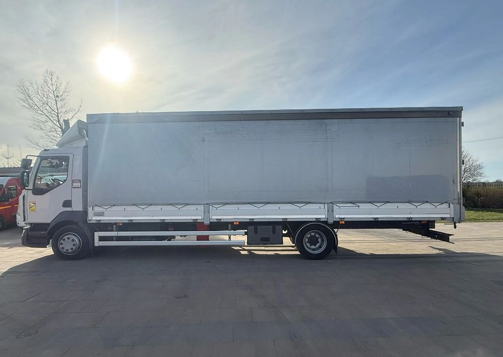 Renault D12 - Ponyvás teherautó: 5 kép. Renault D12 - Ponyvás teherautó: 5 kép.