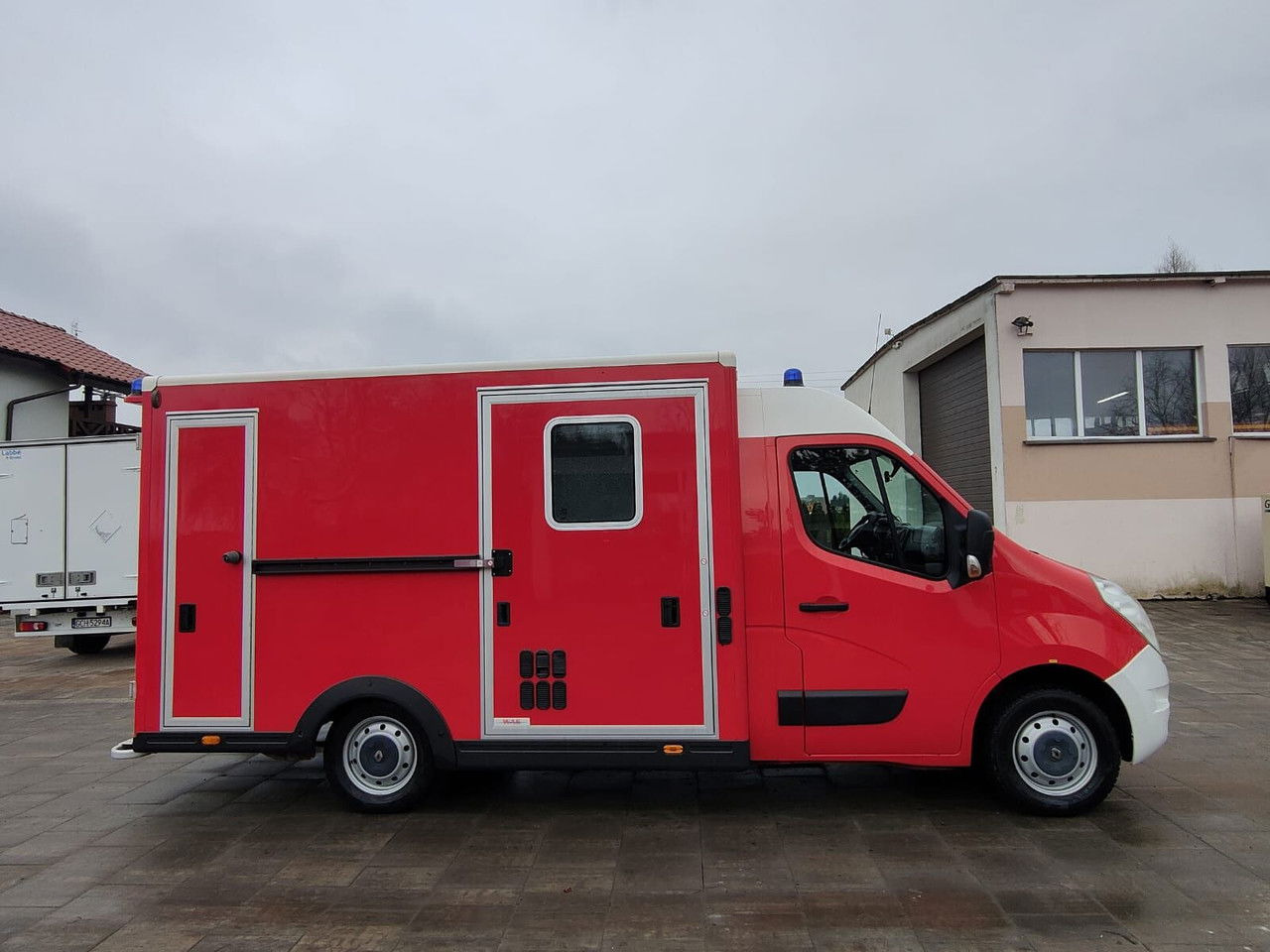 Renault Master Karetka Ambulans pogotowie kontenerowe Kamper - Mentőautó: 4 kép. Renault Master Karetka Ambulans pogotowie kontenerowe Kamper - Mentőautó: 4 kép.