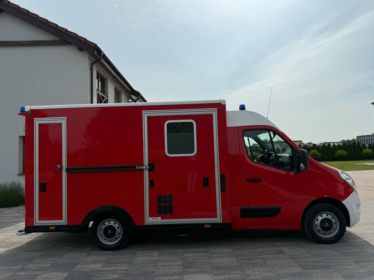 Renault Master Karetka Ambulans pogotowie kontenerowe - Mentőautó: 4 kép. Renault Master Karetka Ambulans pogotowie kontenerowe - Mentőautó: 4 kép.
