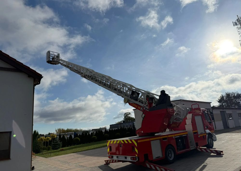 Renault Midlum 210 - Tűzoltóautó: 3 kép. Renault Midlum 210 - Tűzoltóautó: 3 kép.