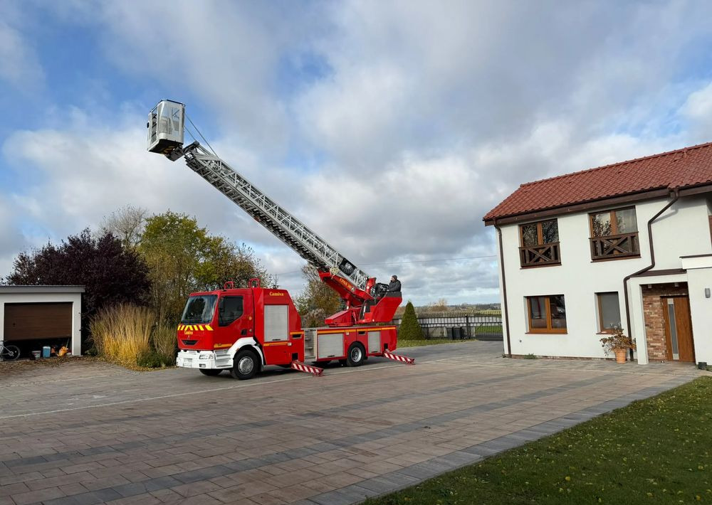Renault Midlum 210 - Tűzoltóautó: 2 kép. Renault Midlum 210 - Tűzoltóautó: 2 kép.