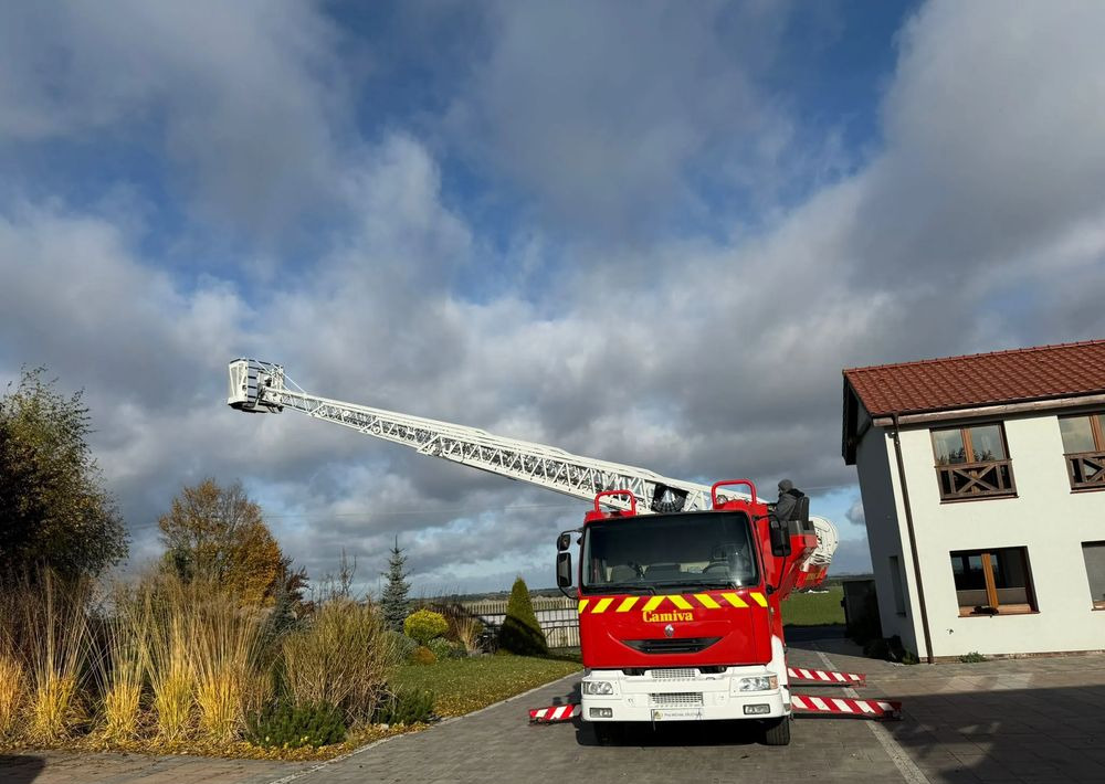 Renault Midlum 210 - Tűzoltóautó: 1 kép. Renault Midlum 210 - Tűzoltóautó: 1 kép.