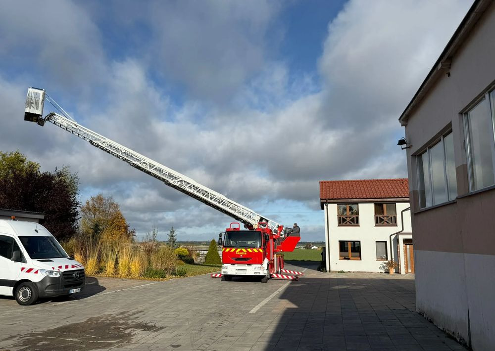 Renault Midlum 210 - Tűzoltóautó: 5 kép. Renault Midlum 210 - Tűzoltóautó: 5 kép.