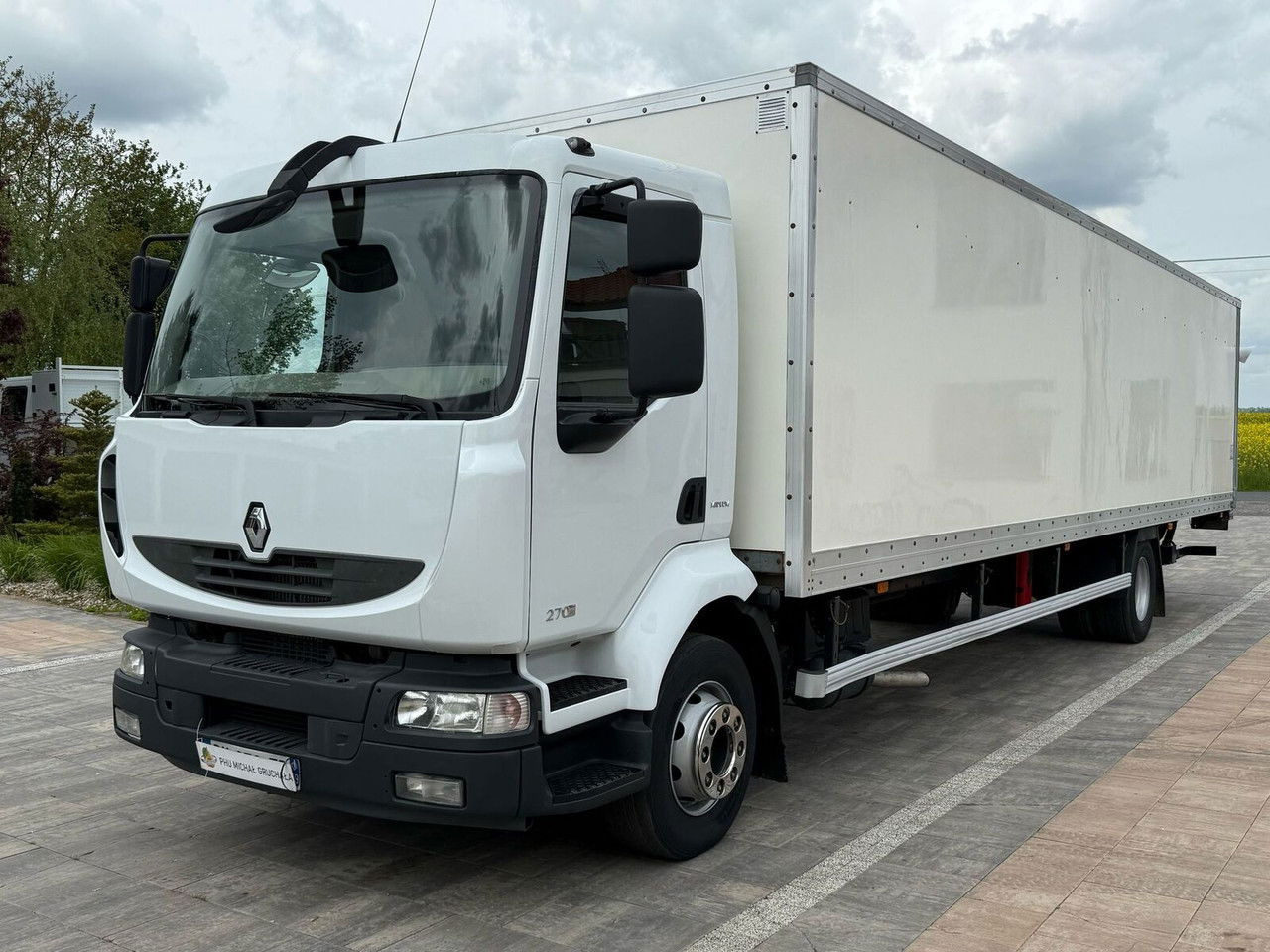 Renault Midlum 270 - Hűtős teherautó: 3 kép. Renault Midlum 270 - Hűtős teherautó: 3 kép.