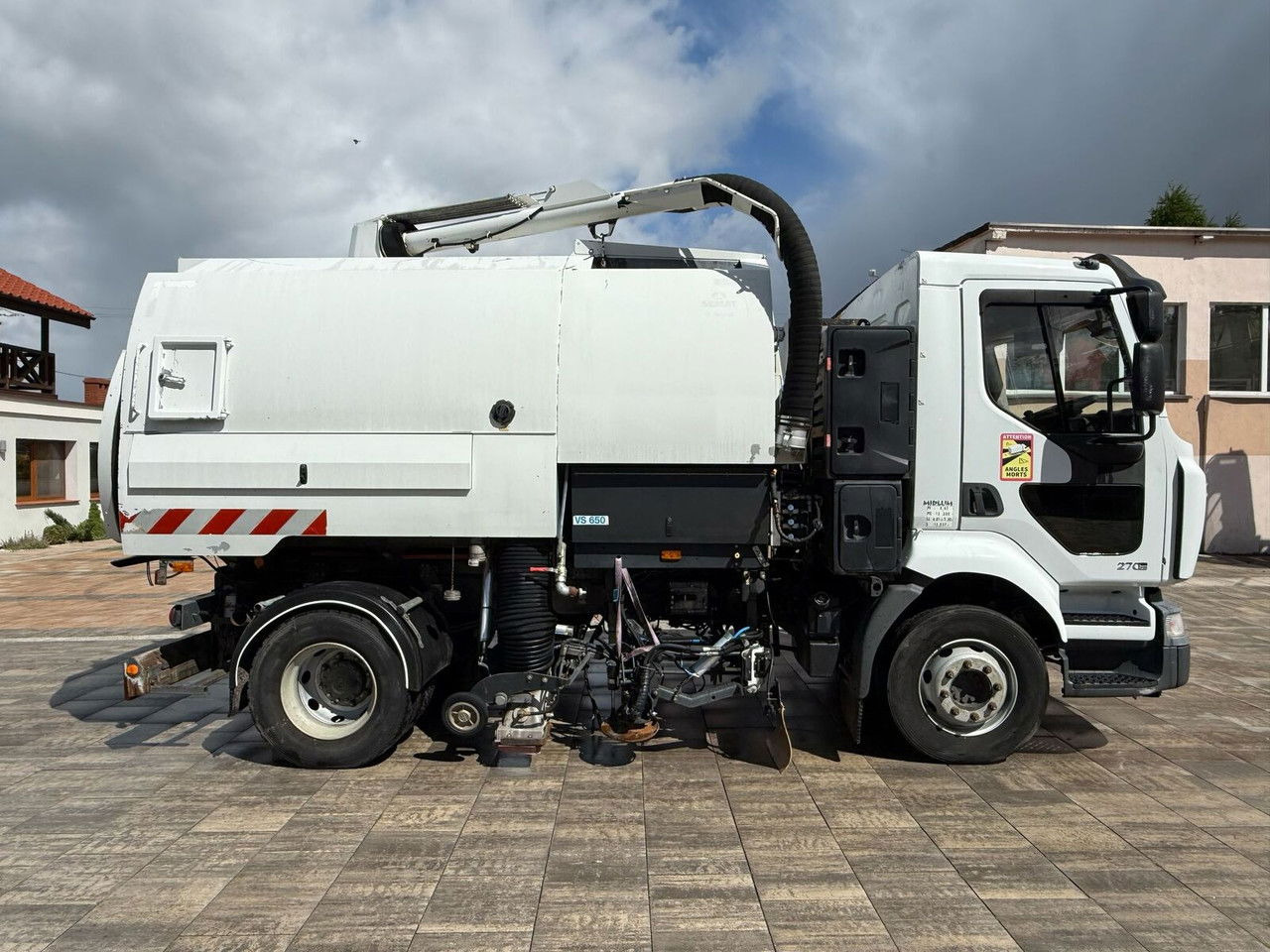 Renault Midlum 270 - Utcaseprő gép: 4 kép. Renault Midlum 270 - Utcaseprő gép: 4 kép.